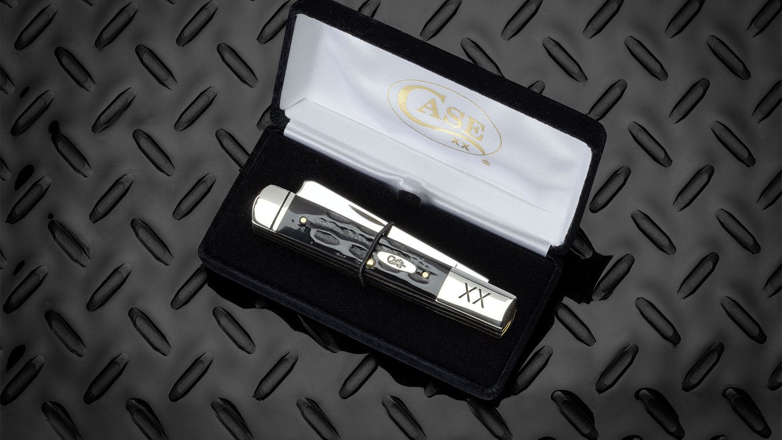 40963 Exclusive Jigged Buffalo Horn Razor in gift packaging.